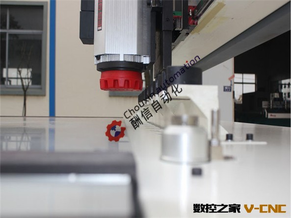 直排式自动换刀木工雕刻机2