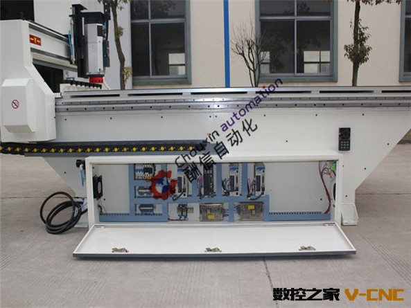 直排式自动换刀木工雕刻机1