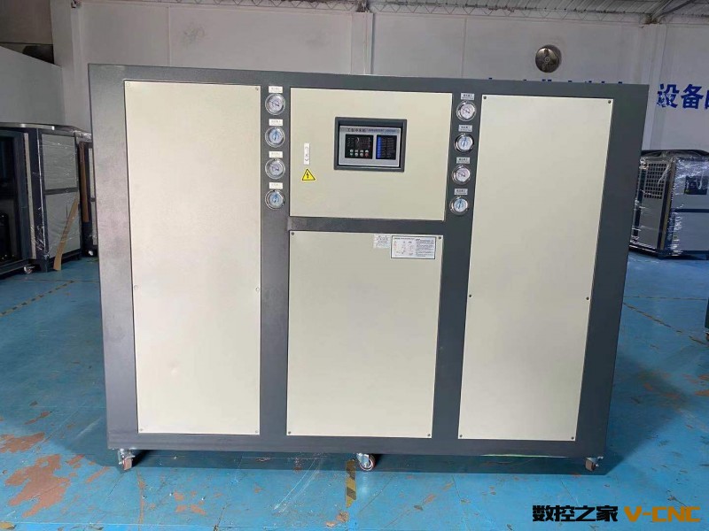 采用压缩机制冷高压联动加热技术,或直接发热丝加热,通过先进的控制系统实时控制,满足使用冷水或者使用热水的要求,维持水温在设定状态,低振动,低噪音,高效换热材料,高能效比.使用寿命长,蒸发器、冷凝器位置设计非常合理,回油通畅,保证压缩机使用寿命最长,效率达到最高.冷水机压缩机等主要部件采用全新进口品牌,高配置,高性价比,全金属面框,绝佳的设计造型,全烤漆防锈处理,完美的制冷加热表现.全智能温控系统,机组设计24小时不停机运行.